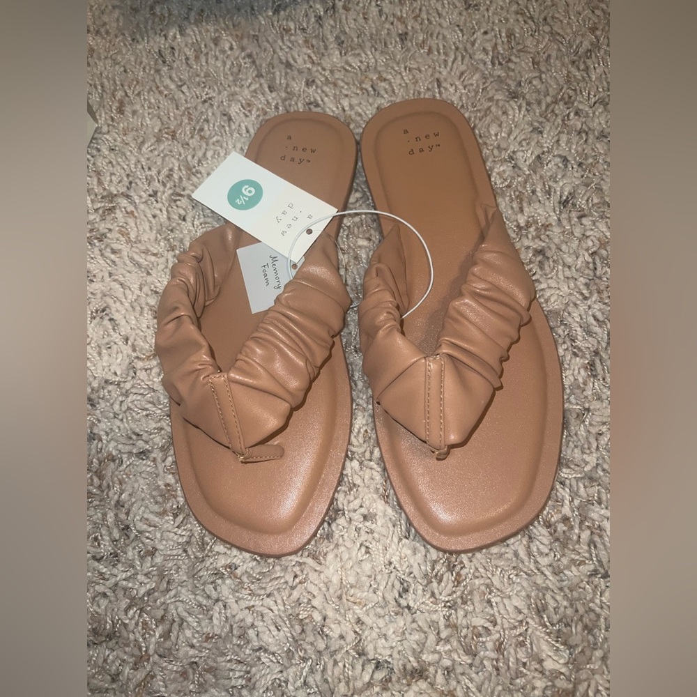 New size 9.5 women’s flip flops